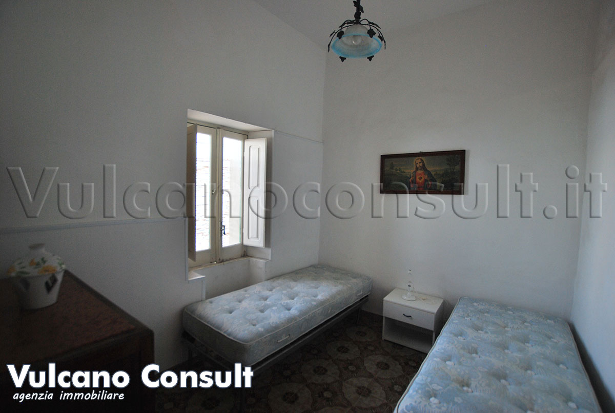 Grande fabbricato vista mare Canneto Lipari