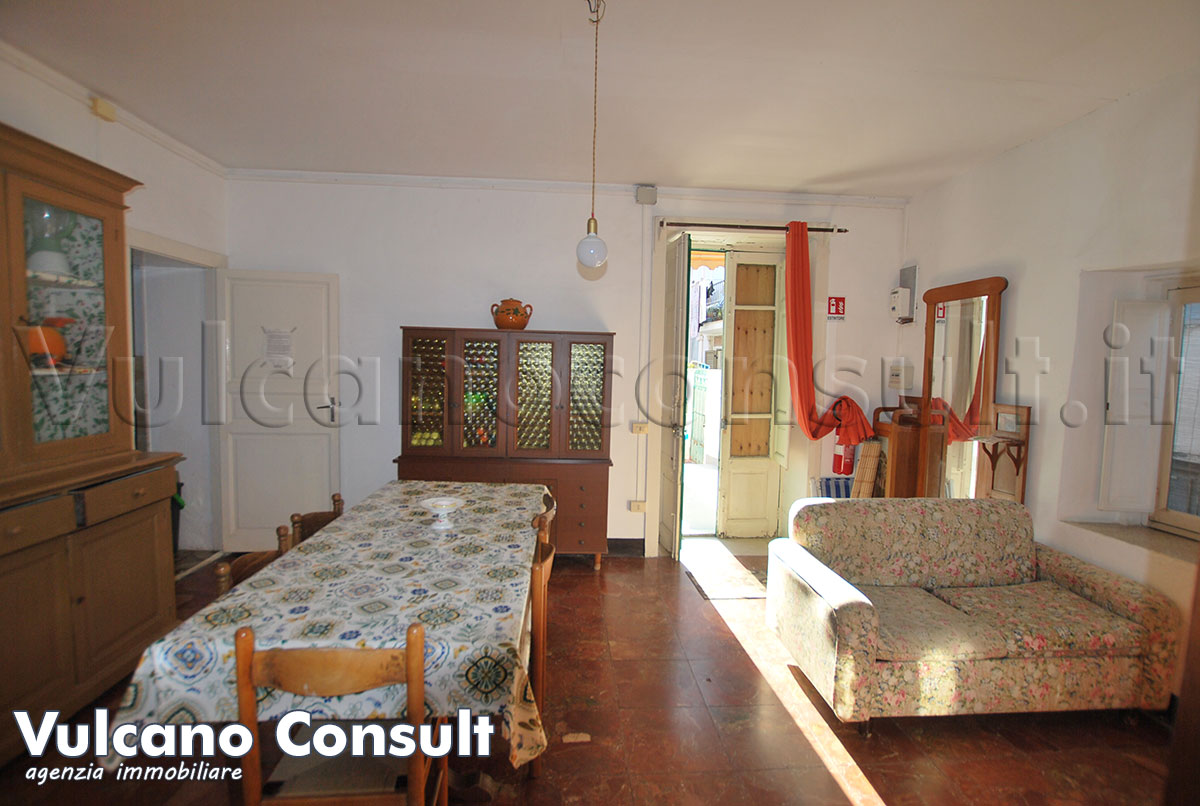 Grande fabbricato vista mare Canneto Lipari