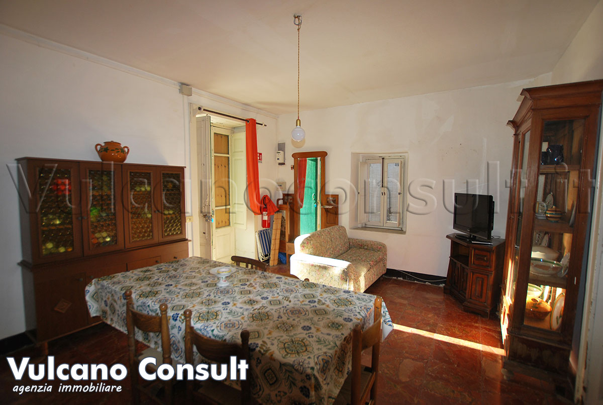 Grande fabbricato vista mare Canneto Lipari