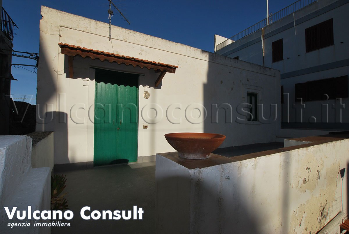 Grande fabbricato vista mare Canneto Lipari