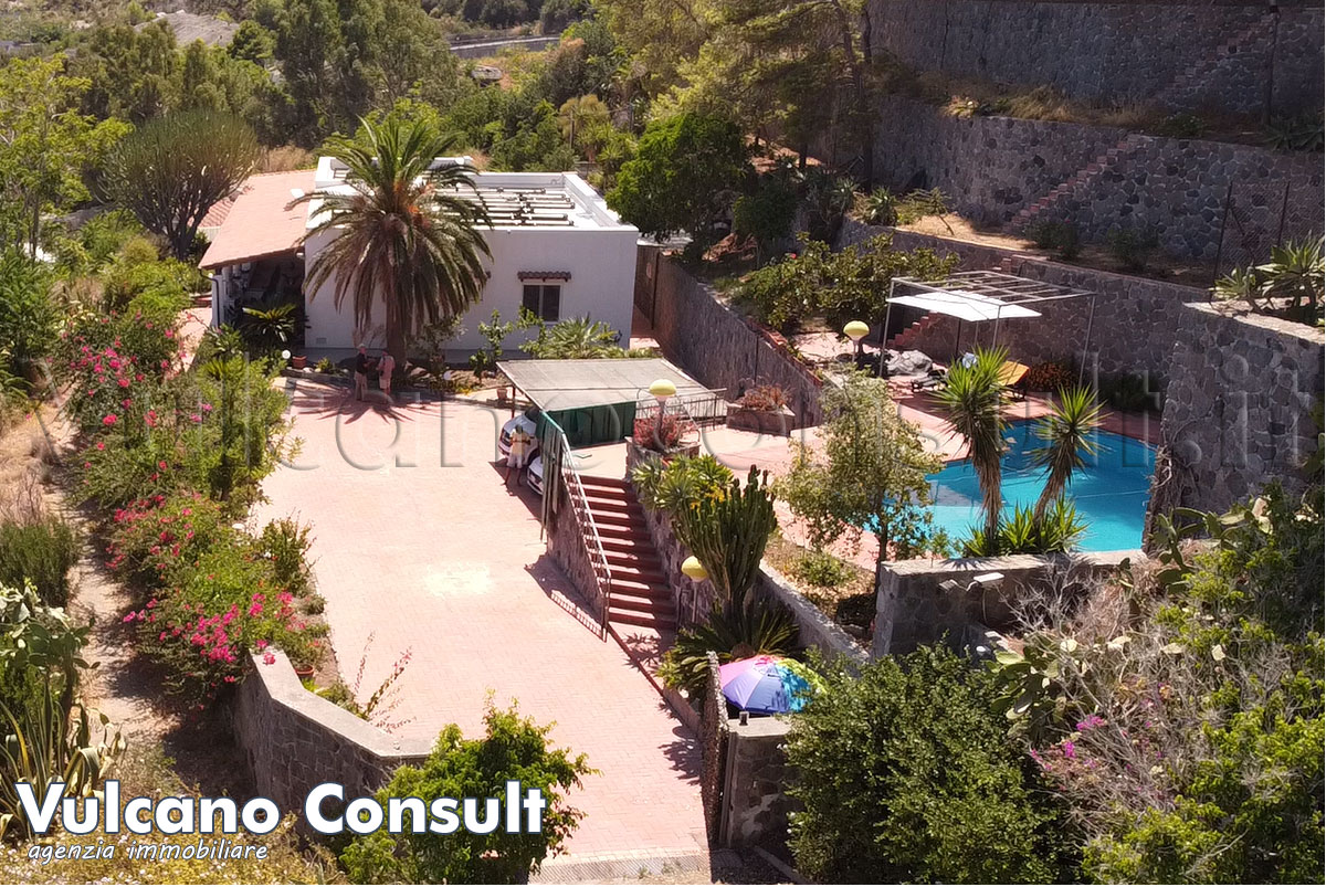 Lipari villa sul mare con piscina