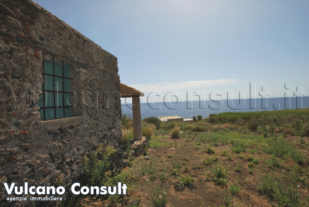 Casetta spiaggia Punta Lena Stromboli