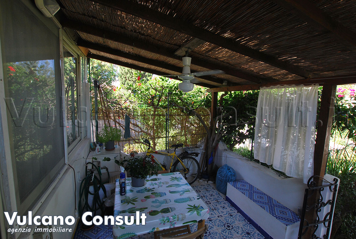 Vendesi appartamento a Vulcano