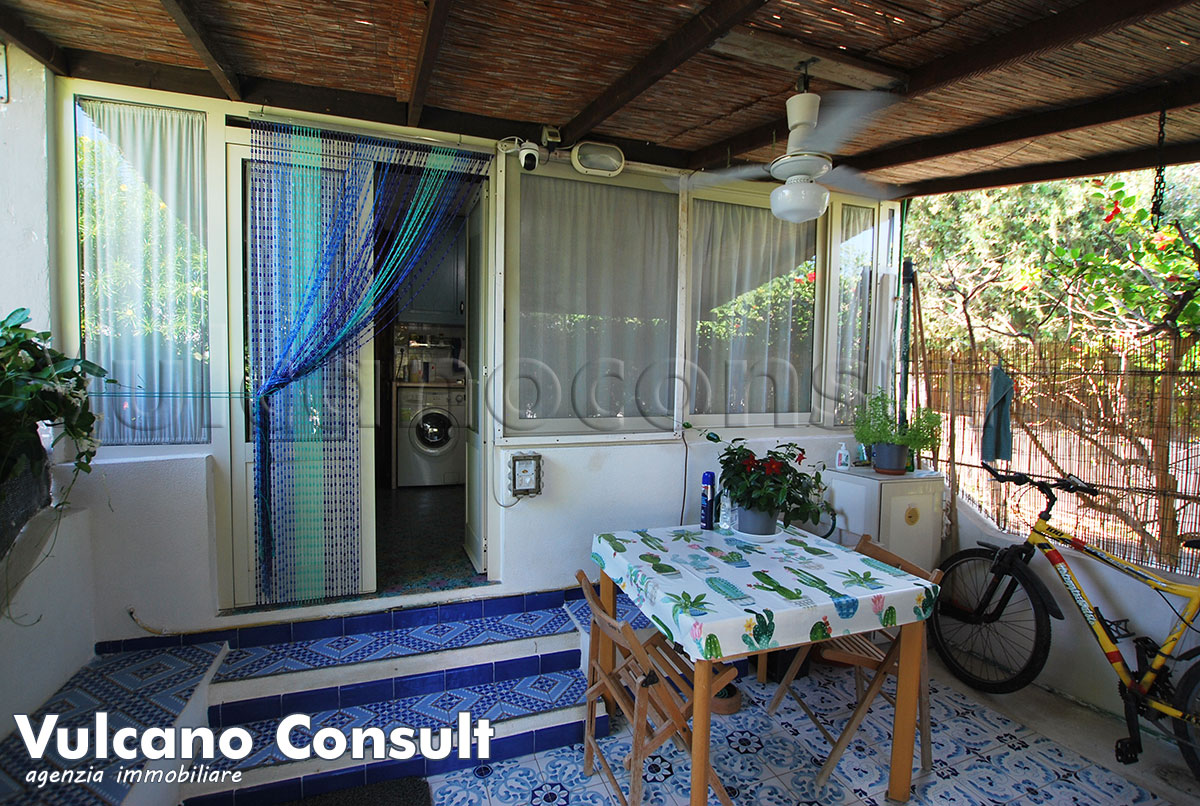 Vendesi appartamento a Vulcano