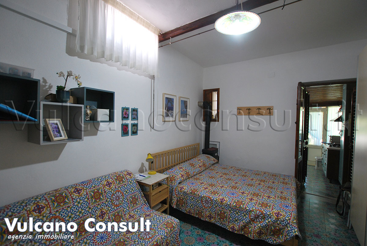 Vendesi appartamento a Vulcano