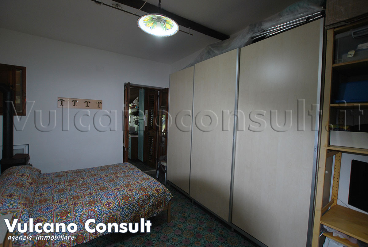 Vendesi appartamento a Vulcano