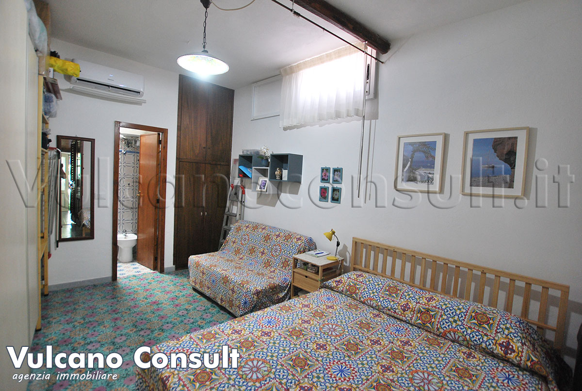 Vendesi appartamento a Vulcano