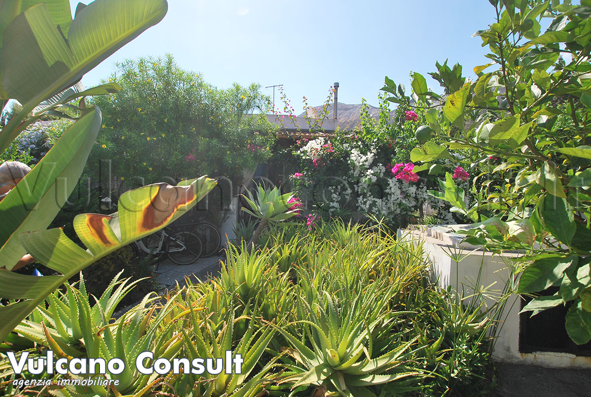 Vendesi appartamento a Vulcano