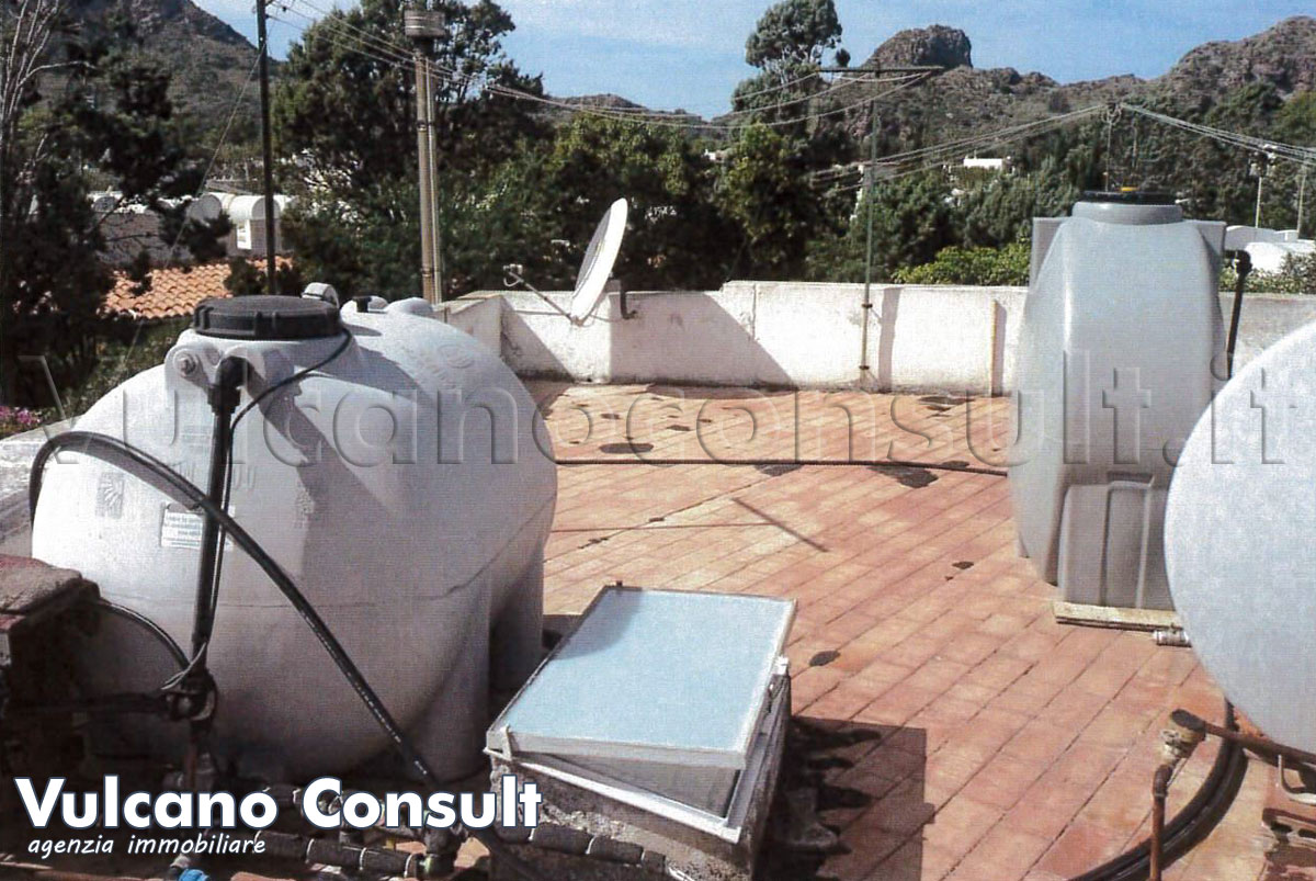 Vendesi appartamento a Vulcano